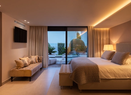 LUXURIOUS FRONTLINE GOLF VILLA FOR SALE IN NUEVA ANDALUCIA