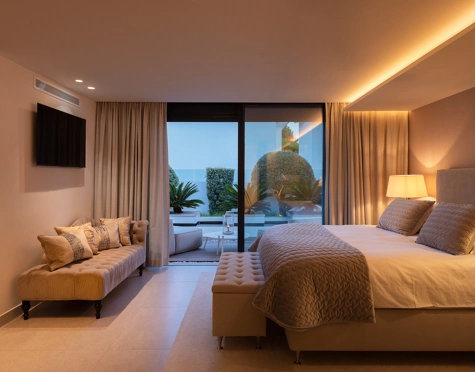 Villa for sale in Aloha, Nueva Andalucia