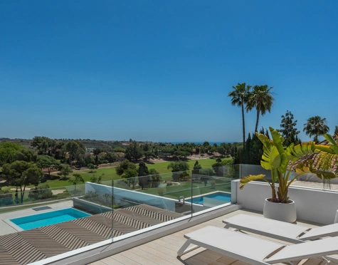 Villa for sale in Aloha, Nueva Andalucia