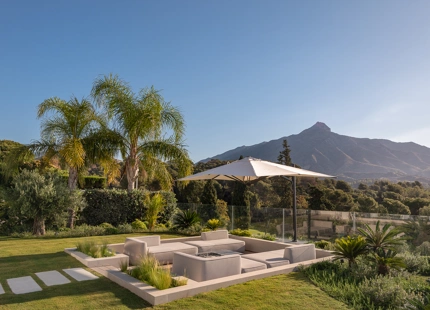 LUXURIOUS FRONTLINE GOLF VILLA FOR SALE IN NUEVA ANDALUCIA