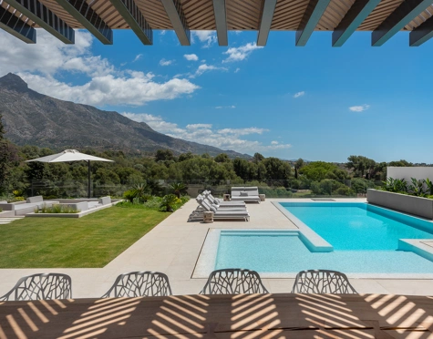 Villa for sale in Aloha, Nueva Andalucia
