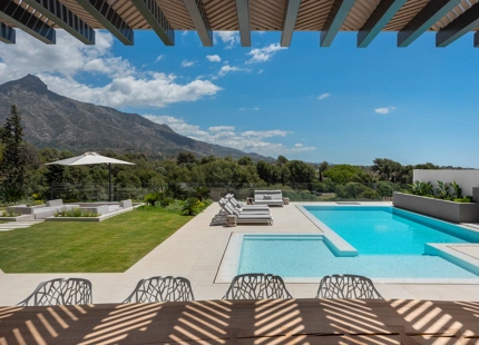 LUXURIOUS FRONTLINE GOLF VILLA FOR SALE IN NUEVA ANDALUCIA