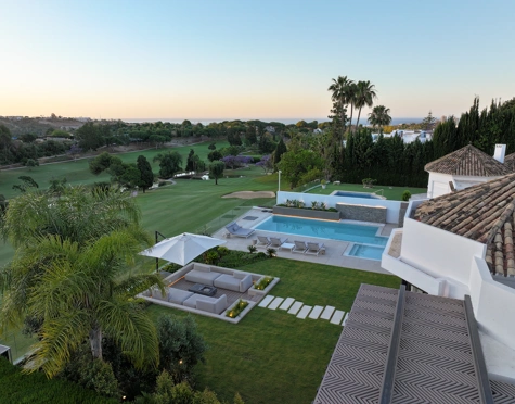 Villa for sale in Aloha, Nueva Andalucia