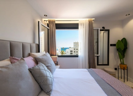 APARTAMENTO COMPLETAMENTE AMUEBLADO CON VISTAS AL MAR EN VENTA EN MARBELLA CENTRO