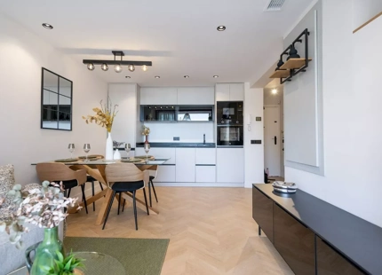 APARTAMENTO COMPLETAMENTE AMUEBLADO CON VISTAS AL MAR EN VENTA EN MARBELLA CENTRO