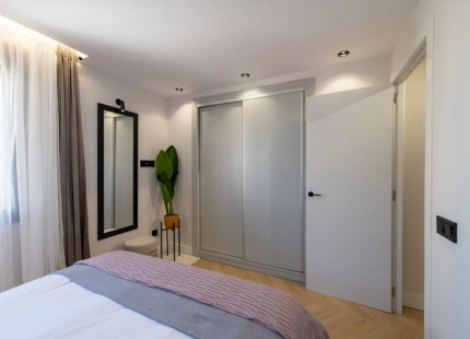 APARTAMENTO COMPLETAMENTE AMUEBLADO CON VISTAS AL MAR EN VENTA EN MARBELLA CENTRO