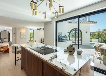 VILLA ÚNICA CON ESTILO ELEGANTE EN VENTA EN NUEVA ANDALUCÍA