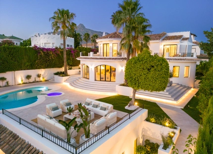 VILLA ÚNICA CON ESTILO ELEGANTE EN VENTA EN NUEVA ANDALUCÍA
