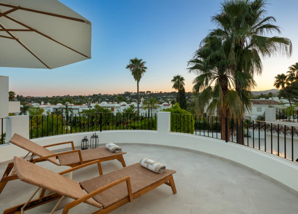 VILLA ÚNICA CON ESTILO ELEGANTE EN VENTA EN NUEVA ANDALUCÍA