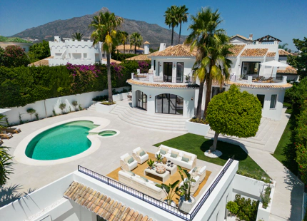 VILLA ÚNICA CON ESTILO ELEGANTE EN VENTA EN NUEVA ANDALUCÍA