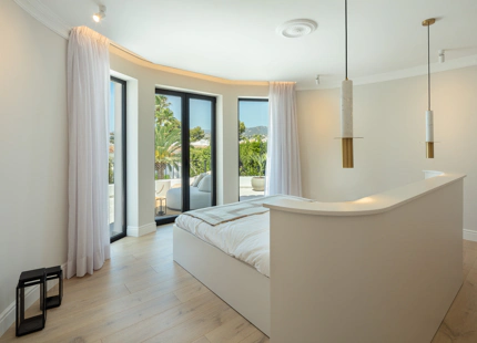 VILLA ÚNICA CON ESTILO ELEGANTE EN VENTA EN NUEVA ANDALUCÍA