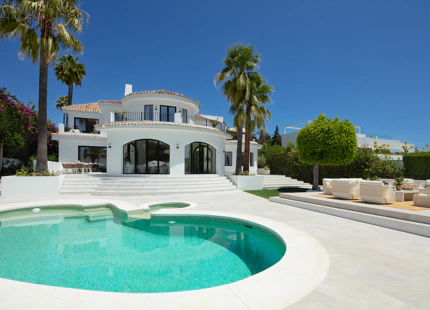 VILLA ÚNICA CON ESTILO ELEGANTE EN VENTA EN NUEVA ANDALUCÍA