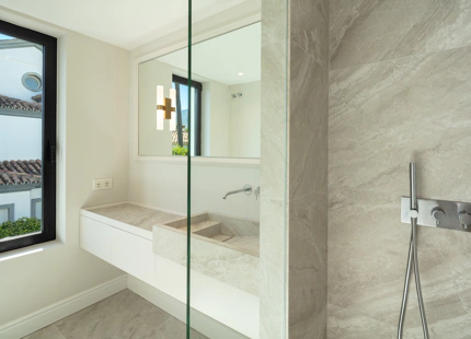 VILLA ÚNICA CON ESTILO ELEGANTE EN VENTA EN NUEVA ANDALUCÍA