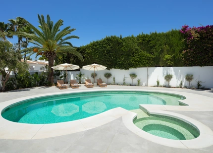 VILLA ÚNICA CON ESTILO ELEGANTE EN VENTA EN NUEVA ANDALUCÍA