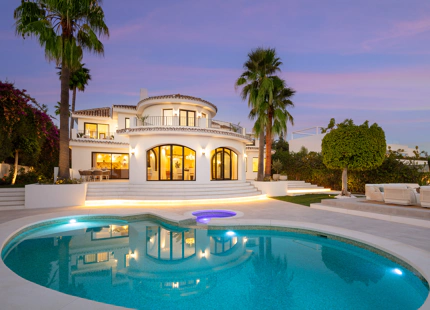 VILLA ÚNICA CON ESTILO ELEGANTE EN VENTA EN NUEVA ANDALUCÍA