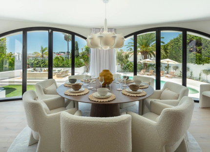 VILLA ÚNICA CON ESTILO ELEGANTE EN VENTA EN NUEVA ANDALUCÍA