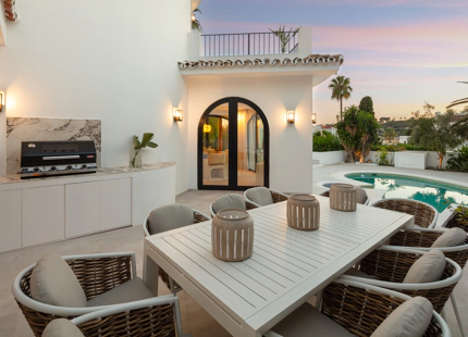VILLA ÚNICA CON ESTILO ELEGANTE EN VENTA EN NUEVA ANDALUCÍA