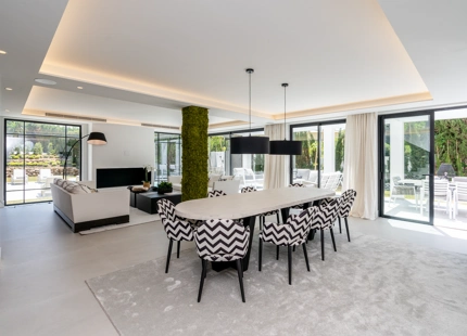 MODERNA VILLA CON VISTAS A LA MONTAÑA EN VENTA EN NUEVA ANDALUCÍA