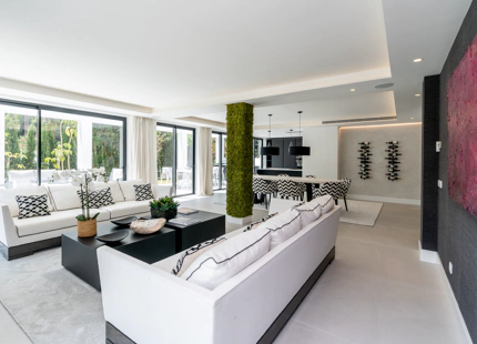 MODERNA VILLA CON VISTAS A LA MONTAÑA EN VENTA EN NUEVA ANDALUCÍA
