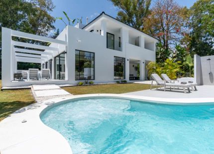 MODERNA VILLA CON VISTAS A LA MONTAÑA EN VENTA EN NUEVA ANDALUCÍA