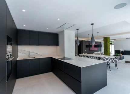 MODERNA VILLA CON VISTAS A LA MONTAÑA EN VENTA EN NUEVA ANDALUCÍA