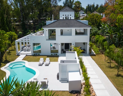 MODERNA VILLA CON VISTAS A LA MONTAÑA EN VENTA EN NUEVA ANDALUCÍA