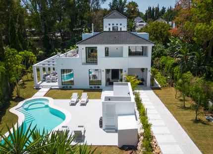 MODERNA VILLA CON VISTAS A LA MONTAÑA EN VENTA EN NUEVA ANDALUCÍA