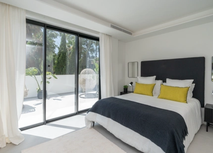MODERNA VILLA CON VISTAS A LA MONTAÑA EN VENTA EN NUEVA ANDALUCÍA