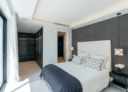 MODERNA VILLA CON VISTAS A LA MONTAÑA EN VENTA EN NUEVA ANDALUCÍA