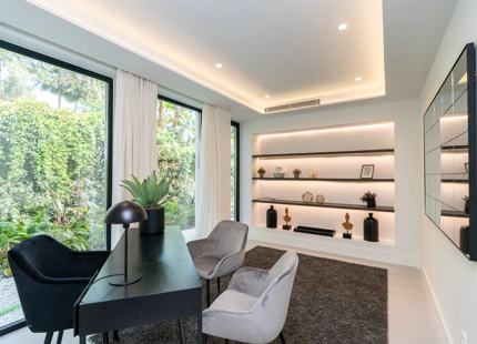 MODERNA VILLA CON VISTAS A LA MONTAÑA EN VENTA EN NUEVA ANDALUCÍA