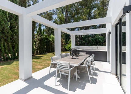 MODERNA VILLA CON VISTAS A LA MONTAÑA EN VENTA EN NUEVA ANDALUCÍA