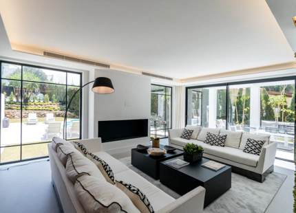 MODERNA VILLA CON VISTAS A LA MONTAÑA EN VENTA EN NUEVA ANDALUCÍA