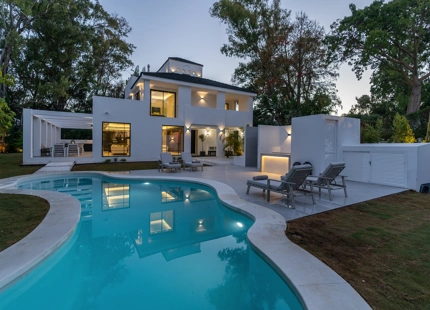 MODERNA VILLA CON VISTAS A LA MONTAÑA EN VENTA EN NUEVA ANDALUCÍA