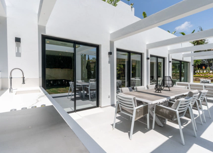 MODERNA VILLA CON VISTAS A LA MONTAÑA EN VENTA EN NUEVA ANDALUCÍA