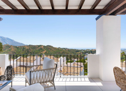ÁTICO ELEGANTE EN VENTA EN ALTOS DE LA QUINTA, BENAHAVÍS