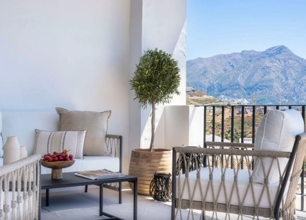 ÁTICO ELEGANTE EN VENTA EN ALTOS DE LA QUINTA, BENAHAVÍS