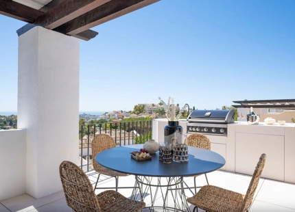 ÁTICO ELEGANTE EN VENTA EN ALTOS DE LA QUINTA, BENAHAVÍS