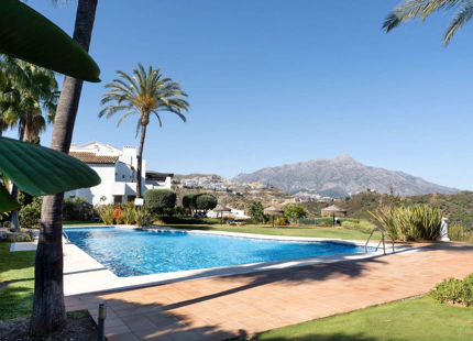 ÁTICO ELEGANTE EN VENTA EN ALTOS DE LA QUINTA, BENAHAVÍS