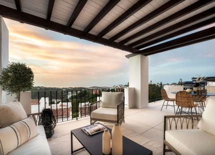 ÁTICO ELEGANTE EN VENTA EN ALTOS DE LA QUINTA, BENAHAVÍS