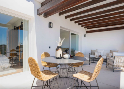 ÁTICO ELEGANTE EN VENTA EN ALTOS DE LA QUINTA, BENAHAVÍS