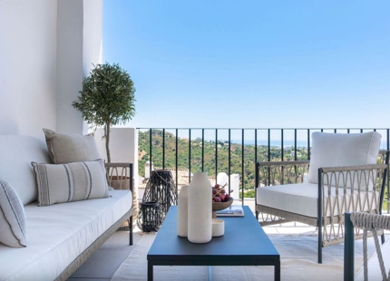 ÁTICO ELEGANTE EN VENTA EN ALTOS DE LA QUINTA, BENAHAVÍS