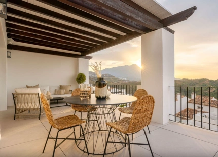 ÁTICO ELEGANTE EN VENTA EN ALTOS DE LA QUINTA, BENAHAVÍS