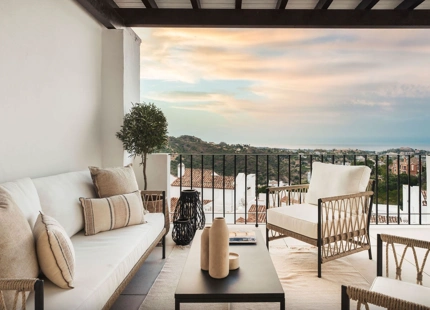 ÁTICO ELEGANTE EN VENTA EN ALTOS DE LA QUINTA, BENAHAVÍS