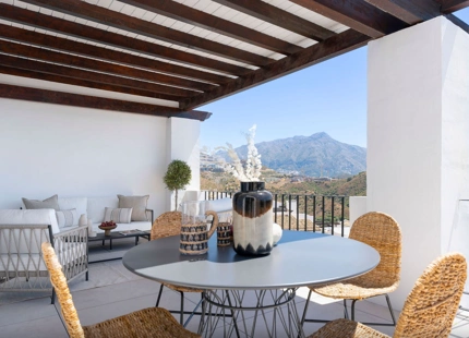 ÁTICO ELEGANTE EN VENTA EN ALTOS DE LA QUINTA, BENAHAVÍS