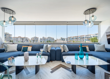 APARTAMENTO DE DISEÑO ELEGANTE EN EL CORAZÓN DE PUERTO BANÚS
