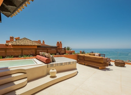 LUJOSO ÁTICO DÚPLEX CON VISTAS AL MAR EN PRIMERA LÍNEA DE PLAYA