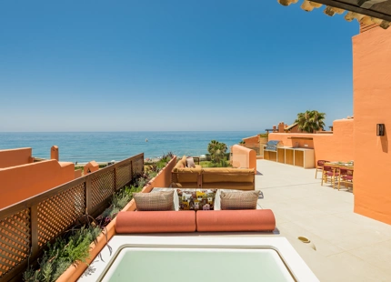 LUJOSO ÁTICO DÚPLEX CON VISTAS AL MAR EN PRIMERA LÍNEA DE PLAYA