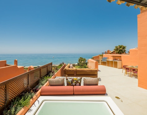 LUXURIOUS DUPLEX PENTHOUSE WITH FRONTLINE BEACH VIEWS