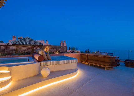 LUJOSO ÁTICO DÚPLEX CON VISTAS AL MAR EN PRIMERA LÍNEA DE PLAYA