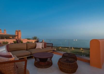 LUJOSO ÁTICO DÚPLEX CON VISTAS AL MAR EN PRIMERA LÍNEA DE PLAYA